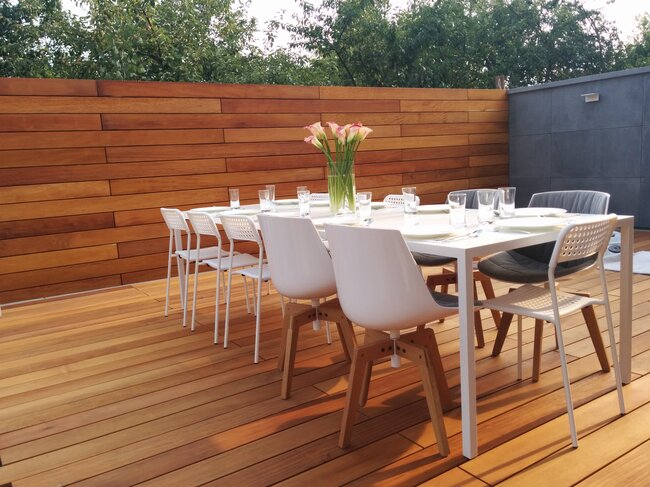 Terrasse sur plots réglables avec lames naturelles