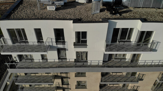 Bâtiment résidentiel avec balcons en système de terrasses surélevées
