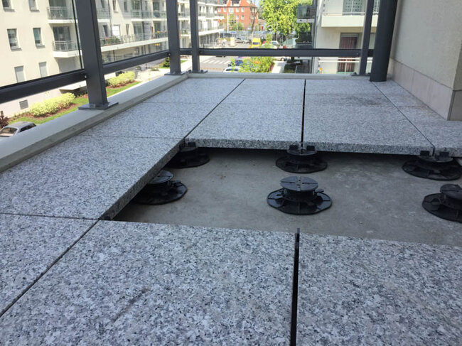 Plots réglables standard pour dalles en grès sur balcon