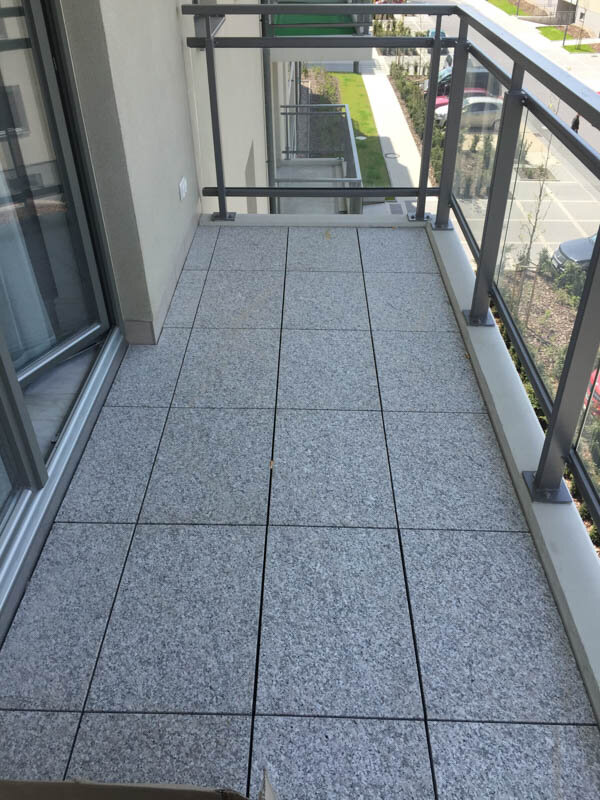 Dalles sur balcon avec des joints réguliers pour l'évacuation de l'eau