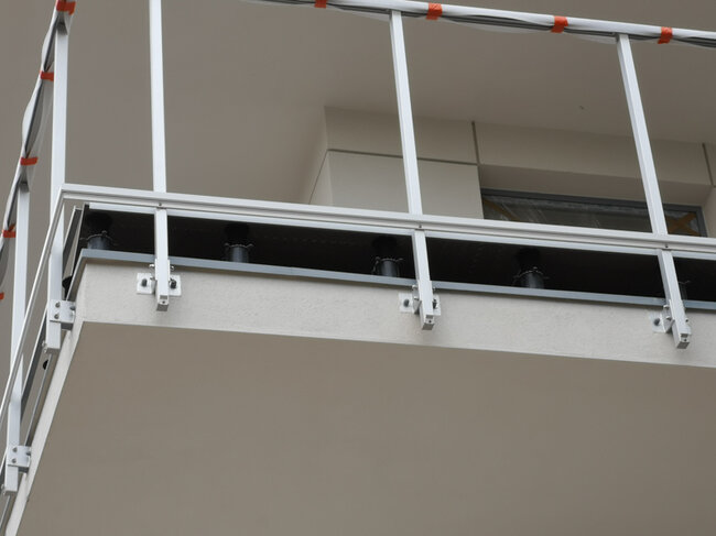 Vue d'une terrasse surélevée avant la finition des bordures sur le balcon