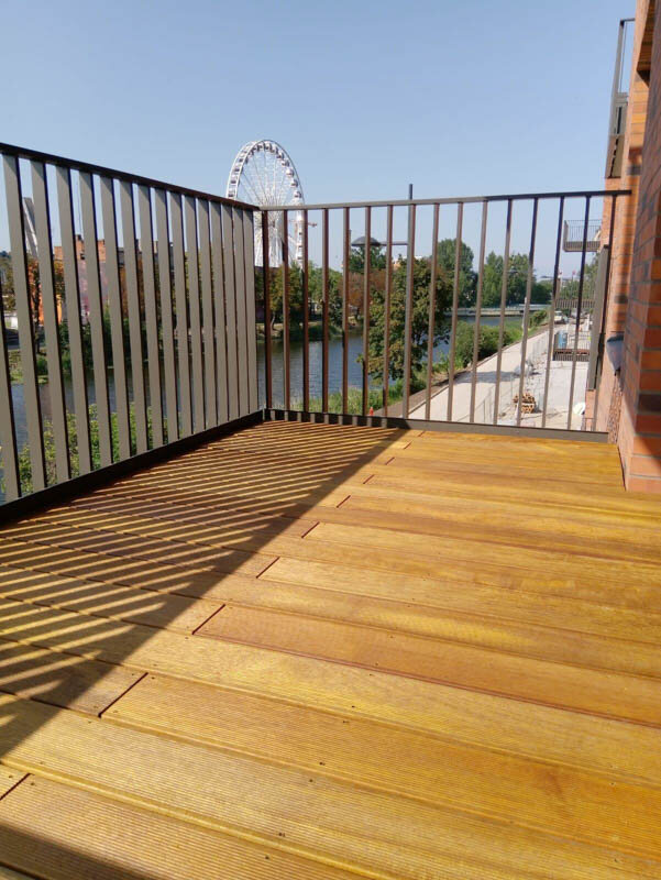 Lames naturelles sur balcon avec vue