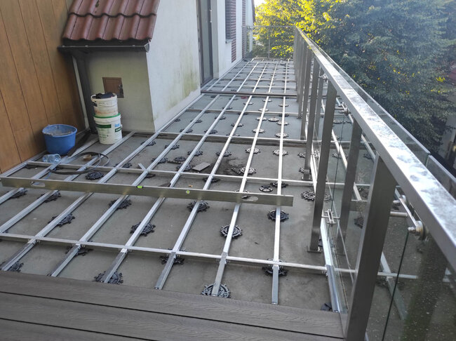 Construction en lambourdes en aluminium sur balcon avec plots à vis
