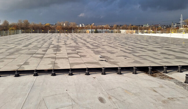 Vue de montage de terrasse sur toit plat sur chape en béton