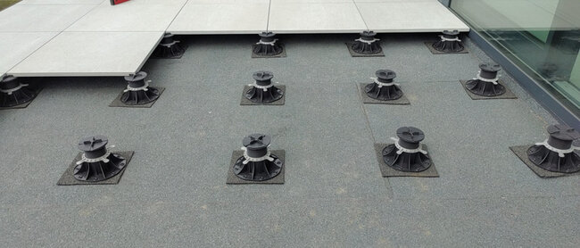Plots solver standard avec dalles posées sur membrane bitumineuse thermosoudable sur le toit