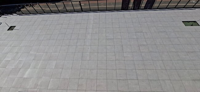 Terrasse avec dalles sur grande surface, dalles céramiques grès cérame 2 cm