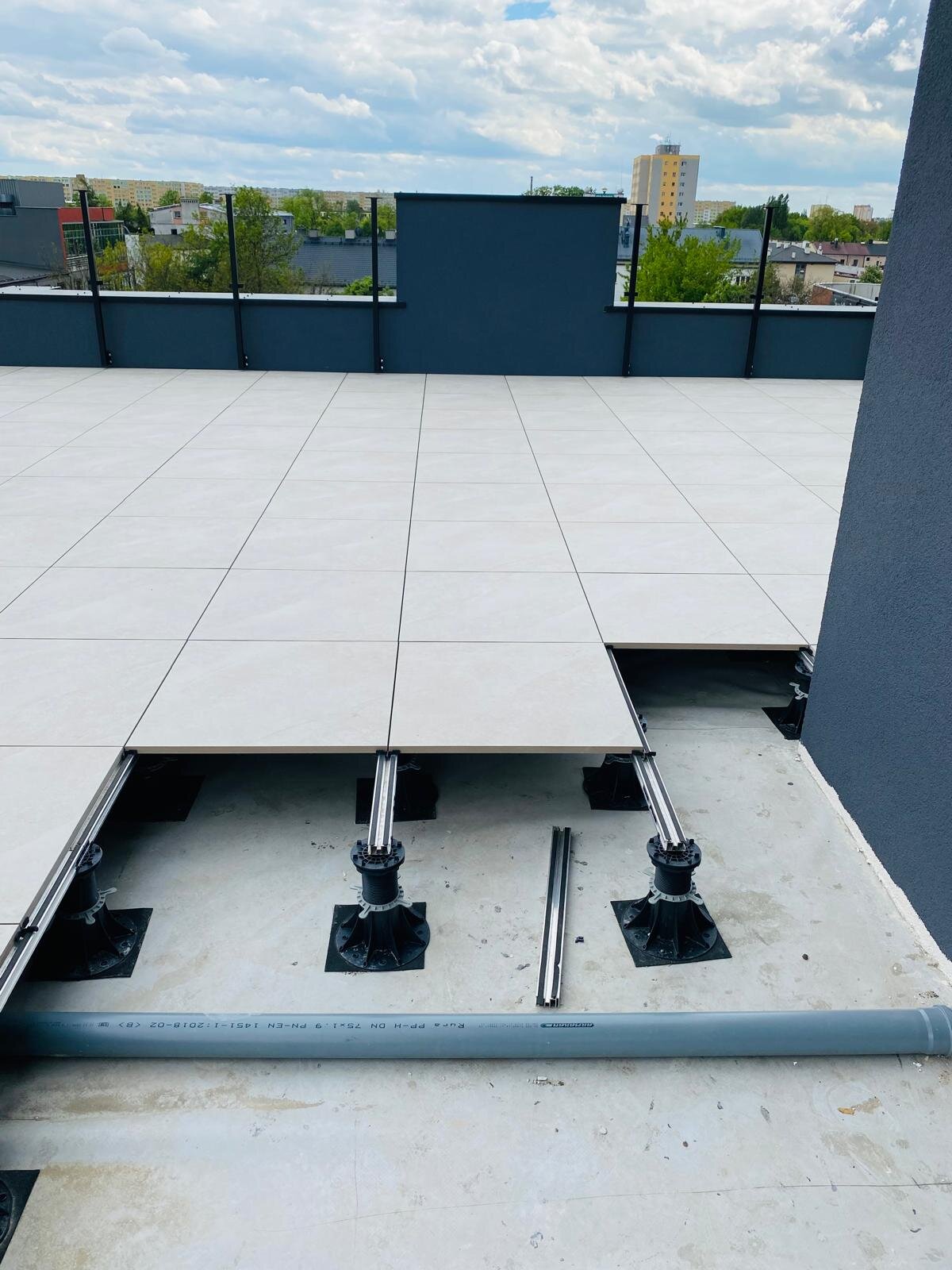 Dalles de terrasse posées sur lambourdes soutenues par des plots solver