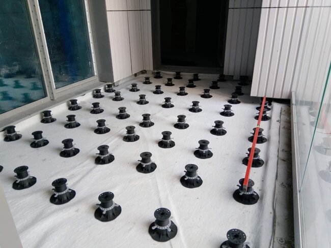 Plots posés prêts pour l'installation des lambourdes
