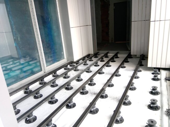 Plots de terrasse prêts à être posés sur plots réglables solver