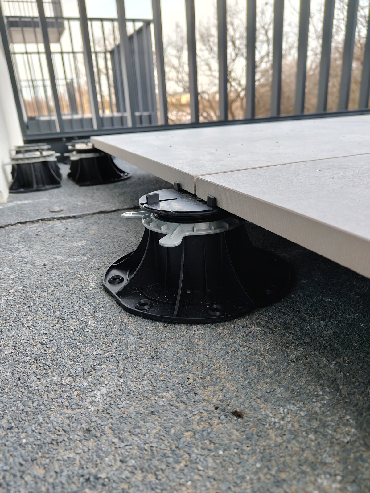 Plot réglable standard sous dalle de terrasse posé sur membrane bitumineuse thermosoudable