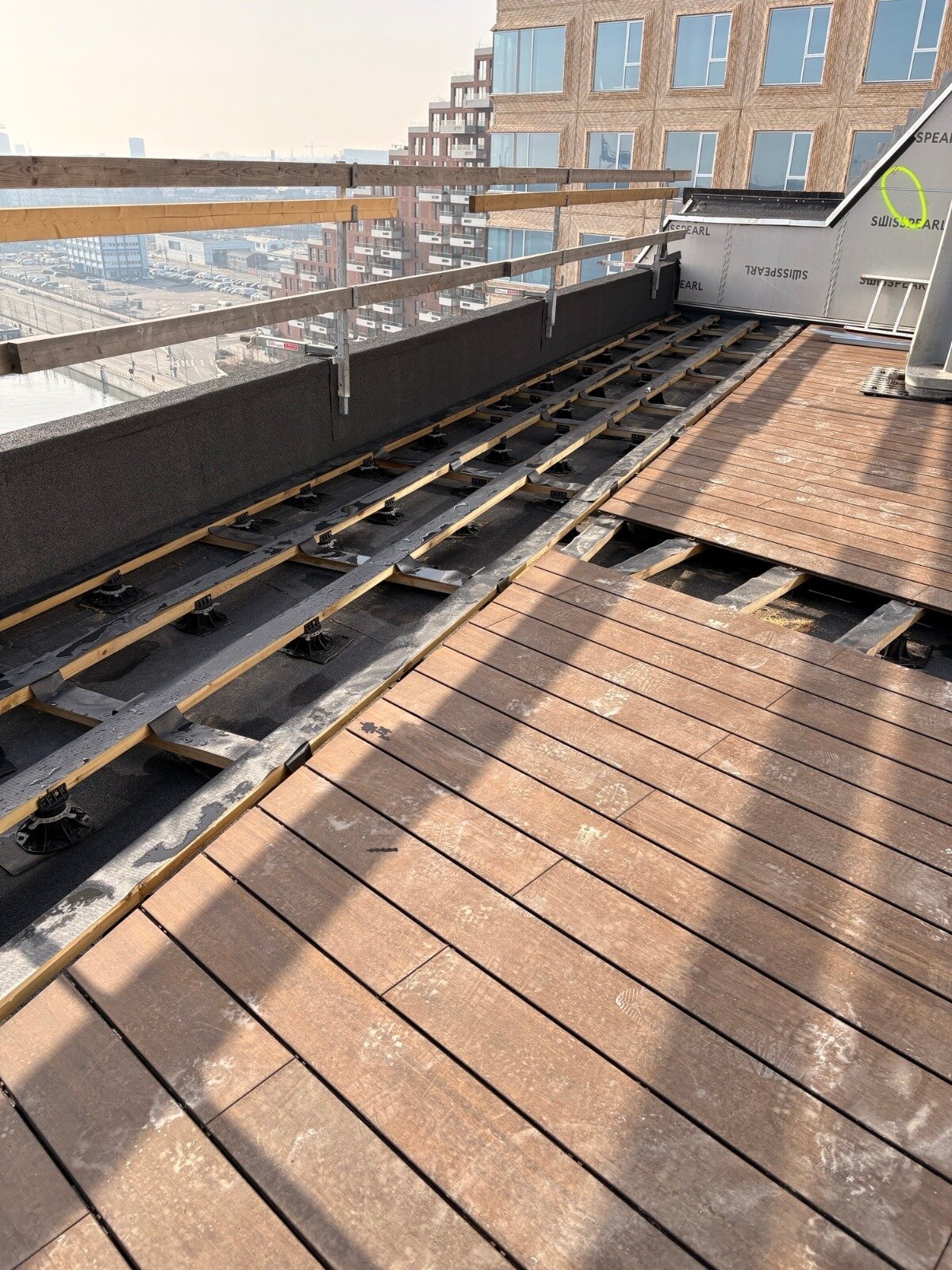 Terrasse Surélevée finie avec des lames sur lambourdes sur plots réglables solver