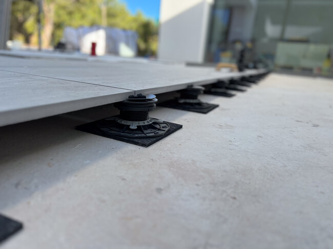 Terrasse Surélevée avec dalles sur plots réglables près de la piscine