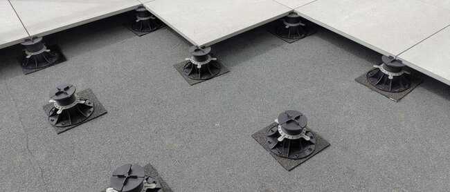Plots réglables avec patins en granulés en caoutchouc SBR pour dalles de terrasse