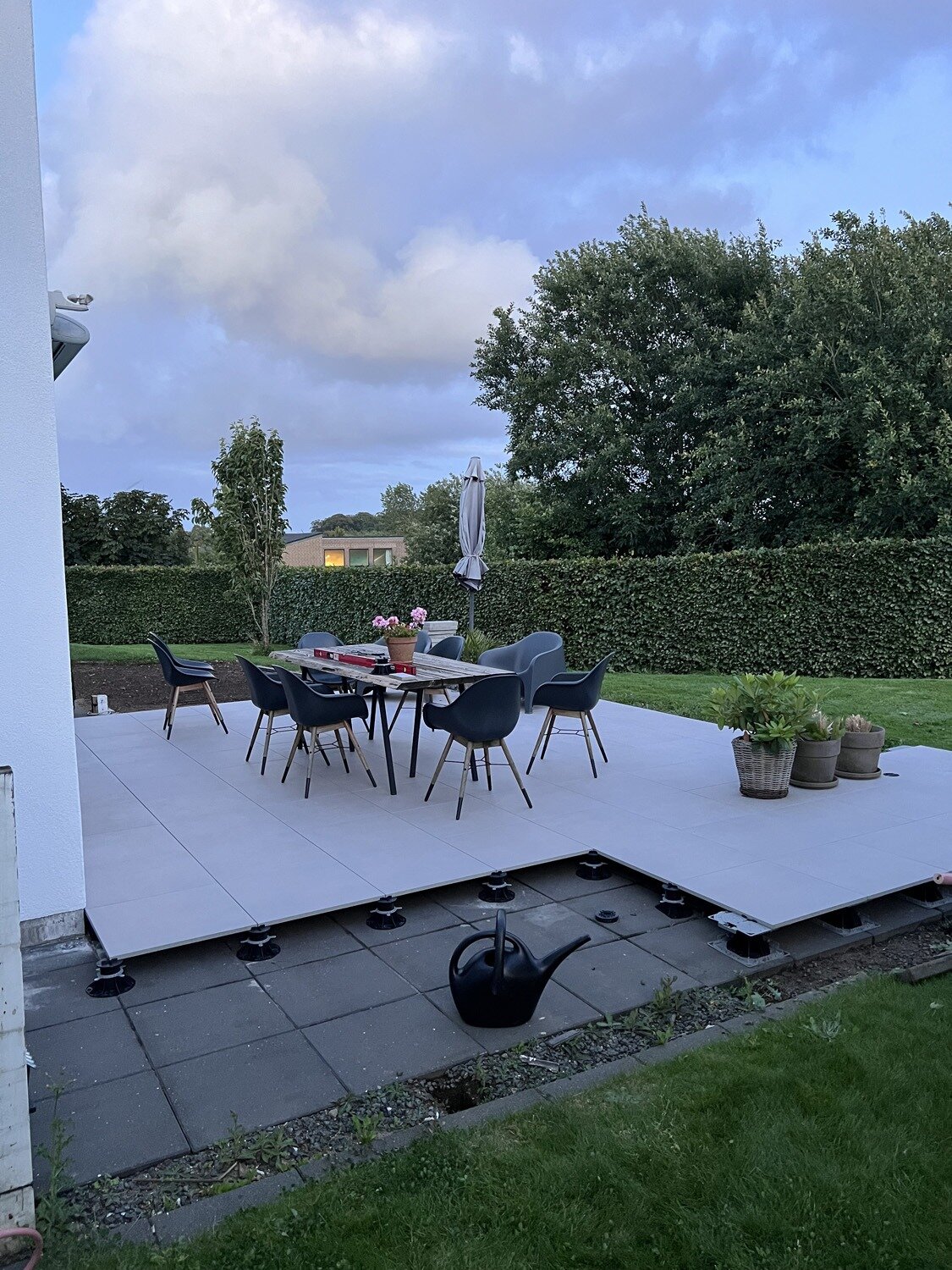 Moderne terrasse avec dalles en céramique et vue sur le lac