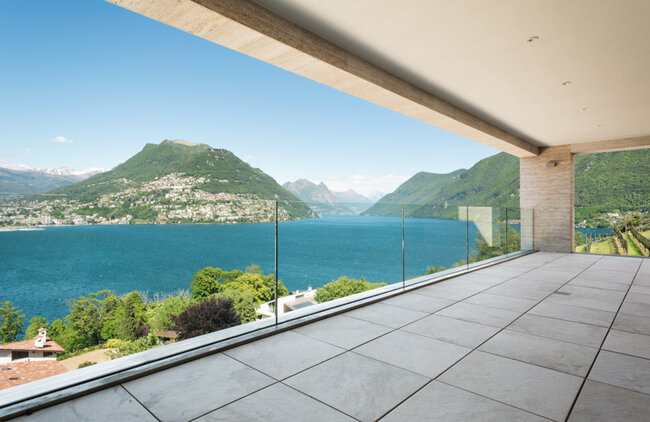 Plots réglables pour dalles en grès sur balcon.