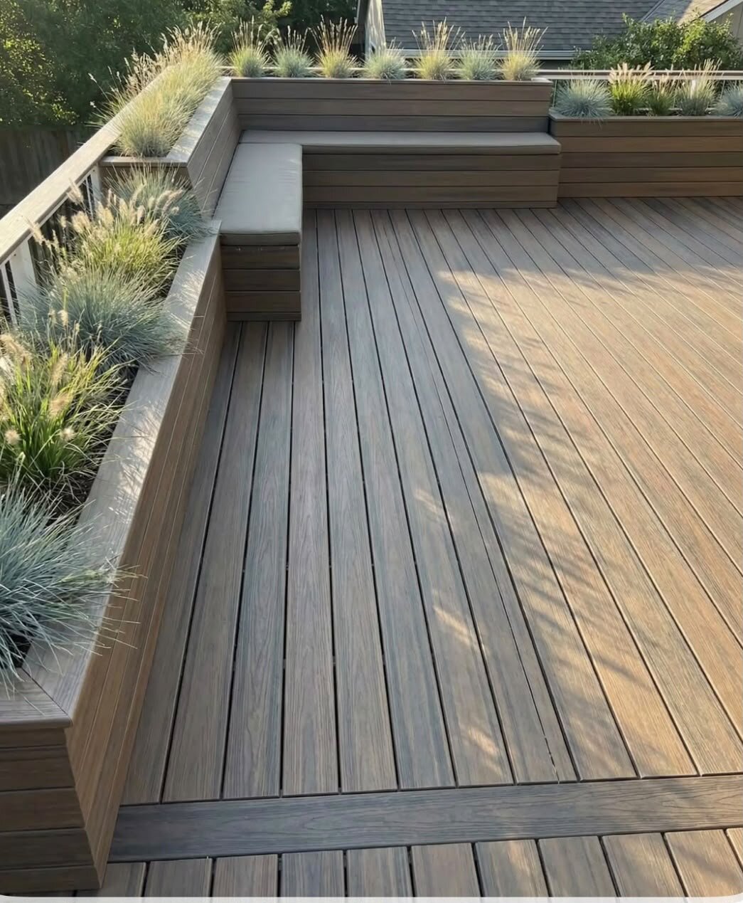 Terrasse en lames composites avec oliviers en pots.