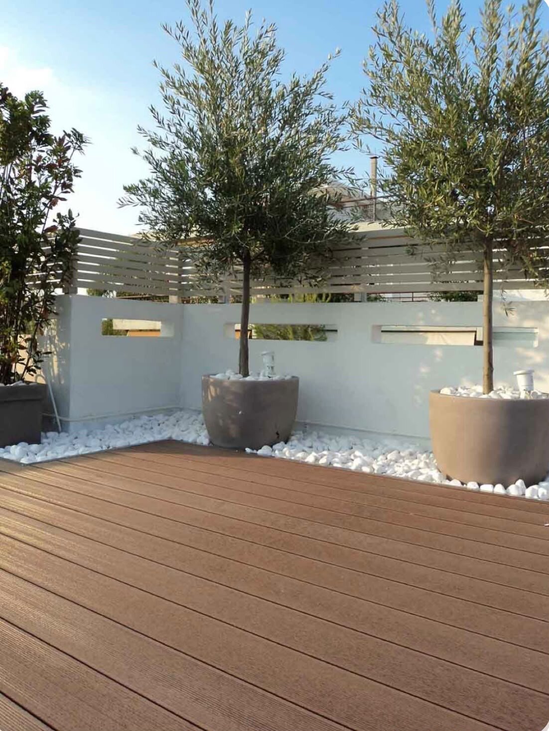 Terrasse en bois avec un ensemble de meubles de jardin.