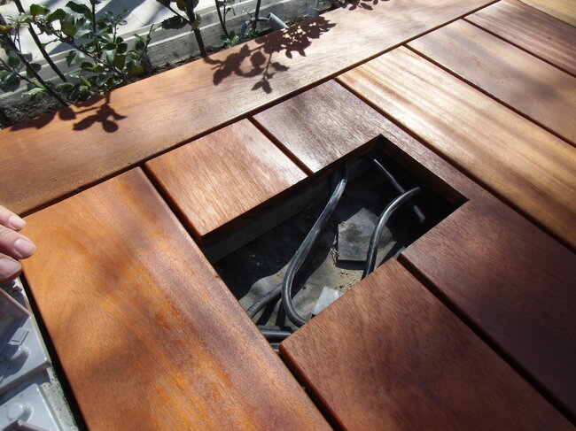 Allée en dalles de grès sur le patio intérieur du lotissement.