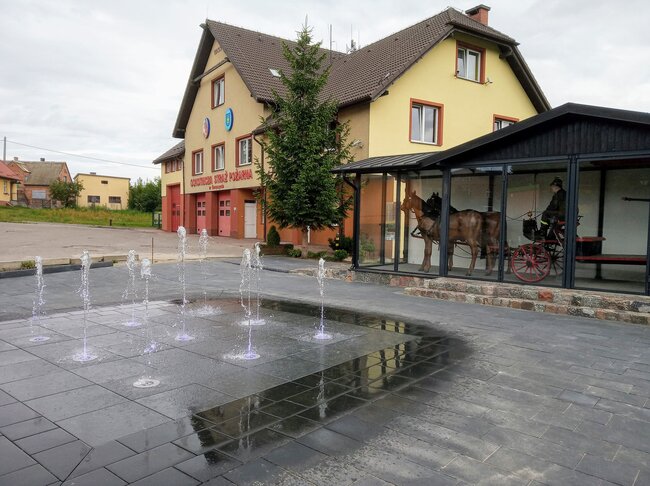 Terrasse moderne en lames de bois avec une grande table de salle à manger et des chaises