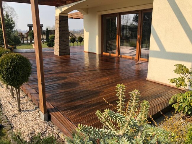 Montage des dalles de terrasse sur plots réglables autour de la piscine de jardin