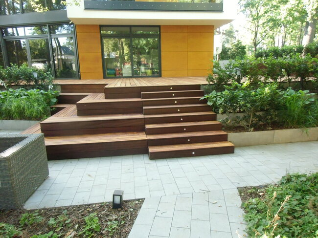 Terrasse en bois moderne dans le jardin