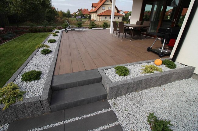 Montage des dalles de terrasse sur plots réglables construction de terrasse surélevée