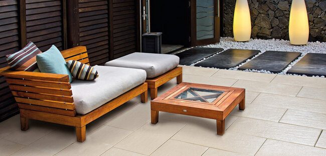 Dalles de terrasse aspect bois sur plots dans un aménagement de jardin avec des pierres