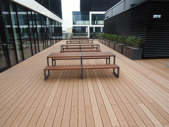 Terrasse panoramique sur le toit avec lame composite, bancs et végétation