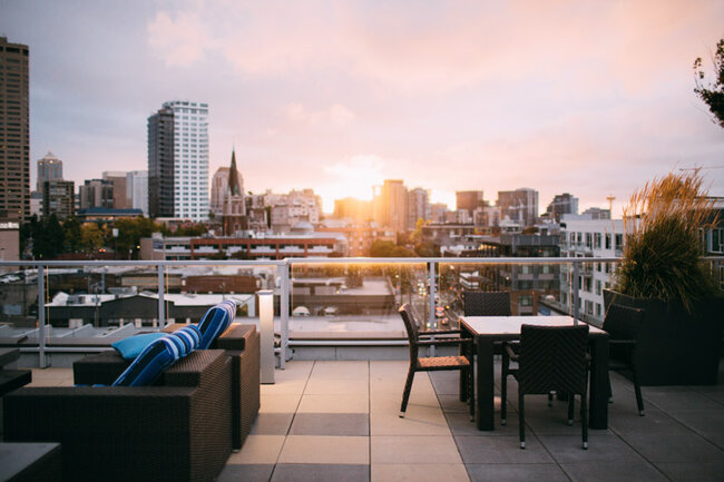 Terrasse Surélevée avec dalles grand format sur le toit d'un bâtiment avec vue sur la ville