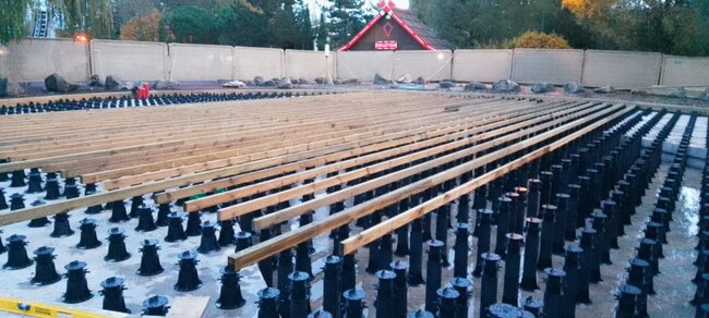 Montaż podkonstrukcji tarasu na regulowanych wspornikach plastikowych