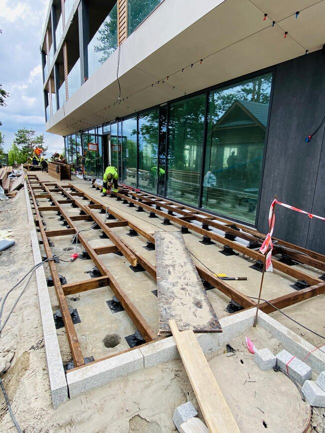 Montage de terrasse en bois sur plots réglables