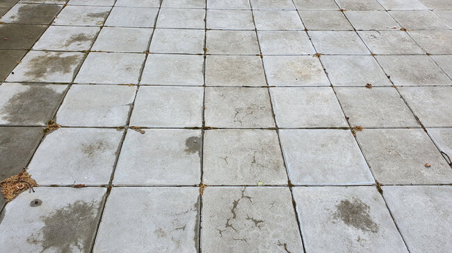 Dalles en béton posées sur une terrasse surélevée