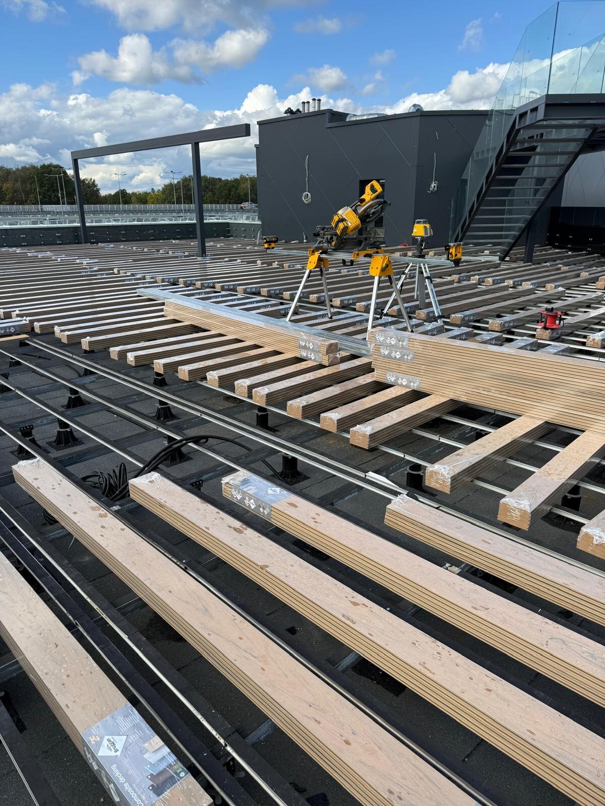 Montage des lames composites sur une terrasse de grand format