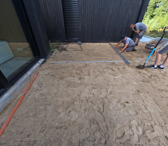 Préparation et nivellement du support pour la construction de la terrasse