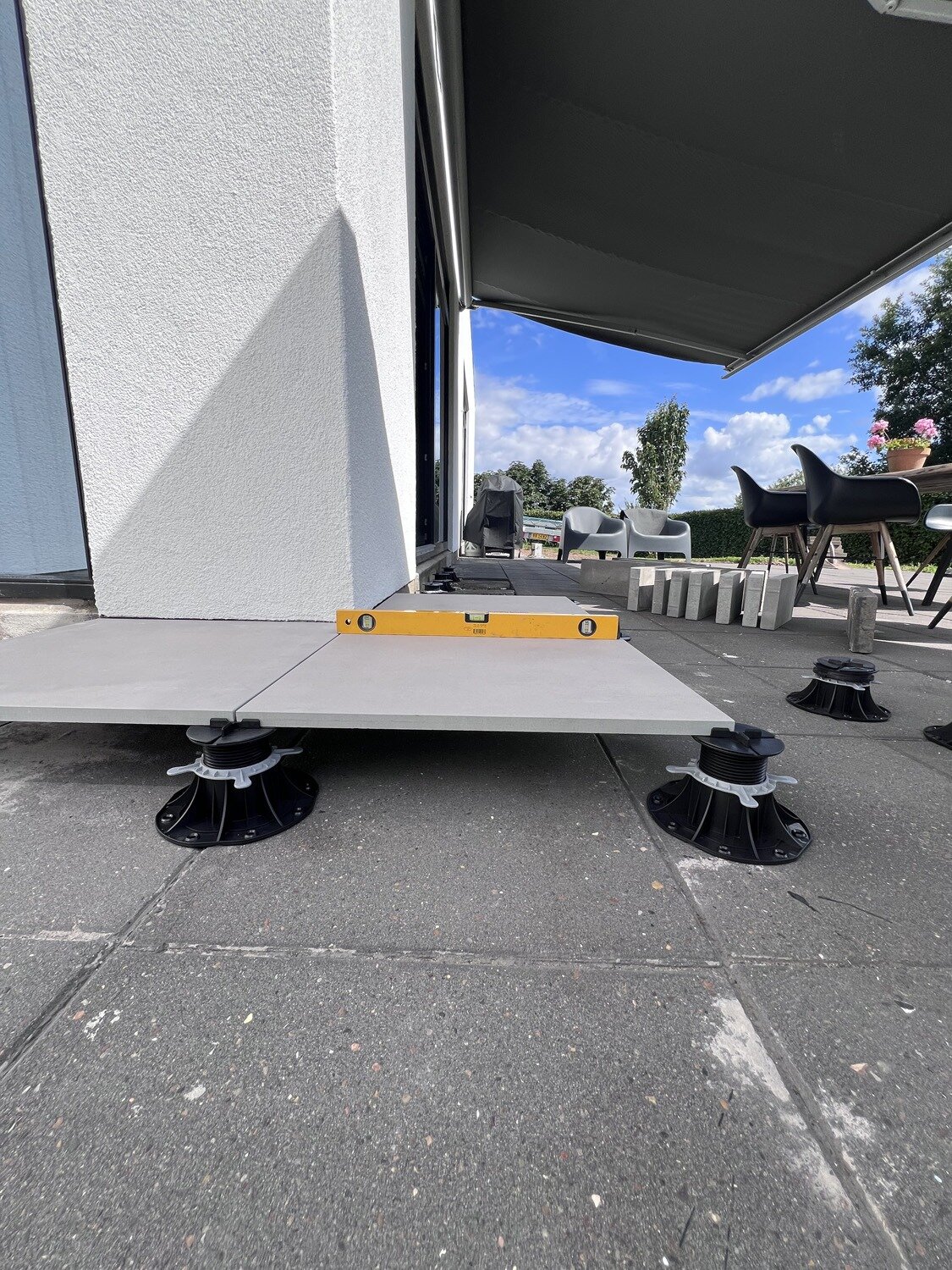 Nivellement des dalles de terrasse sur plots réglables