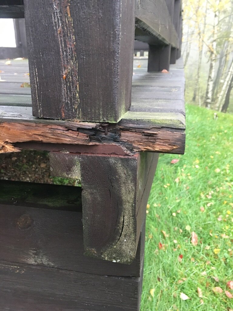 Uszkodzona i spróchniała drewniana konstrukcja tarasu