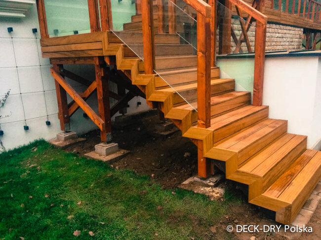Escalier de terrasse en bois avec garde-corps en verre sur plots réglables
