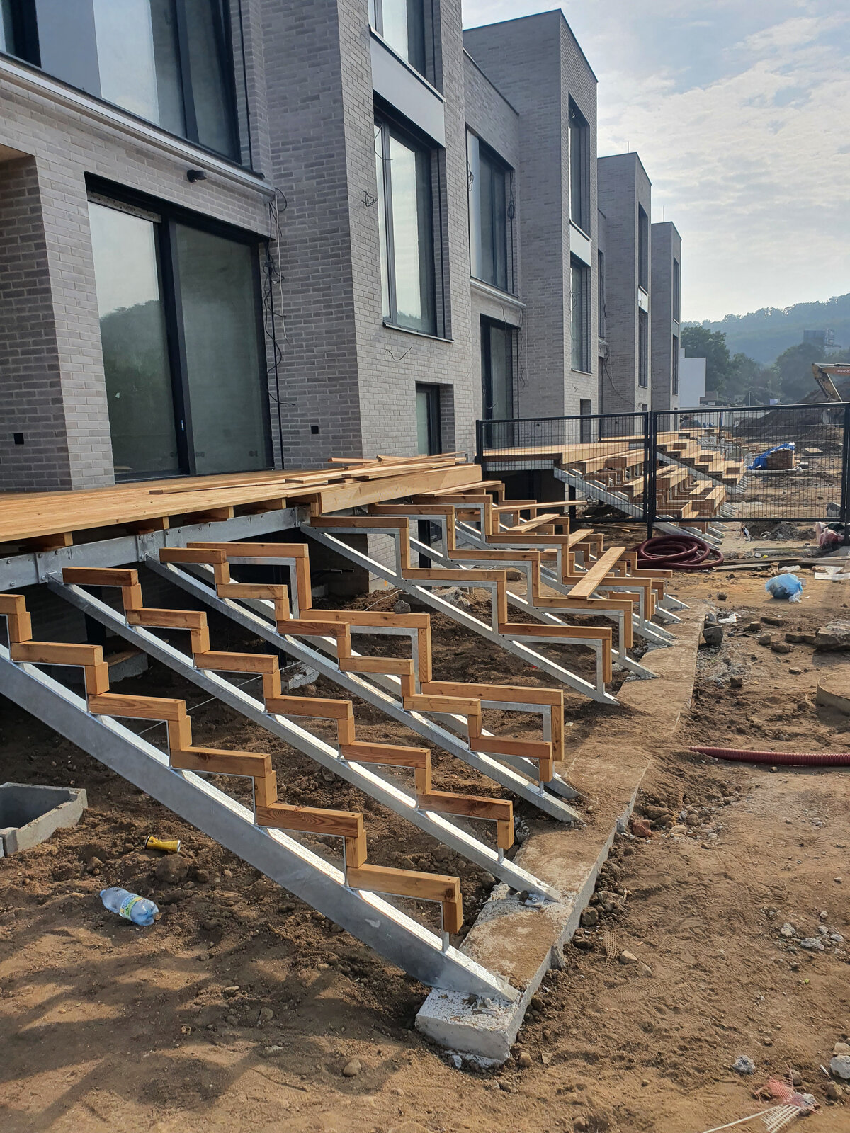 Construction d'escaliers extérieurs de terrasse sur lambourdes en acier et en bois