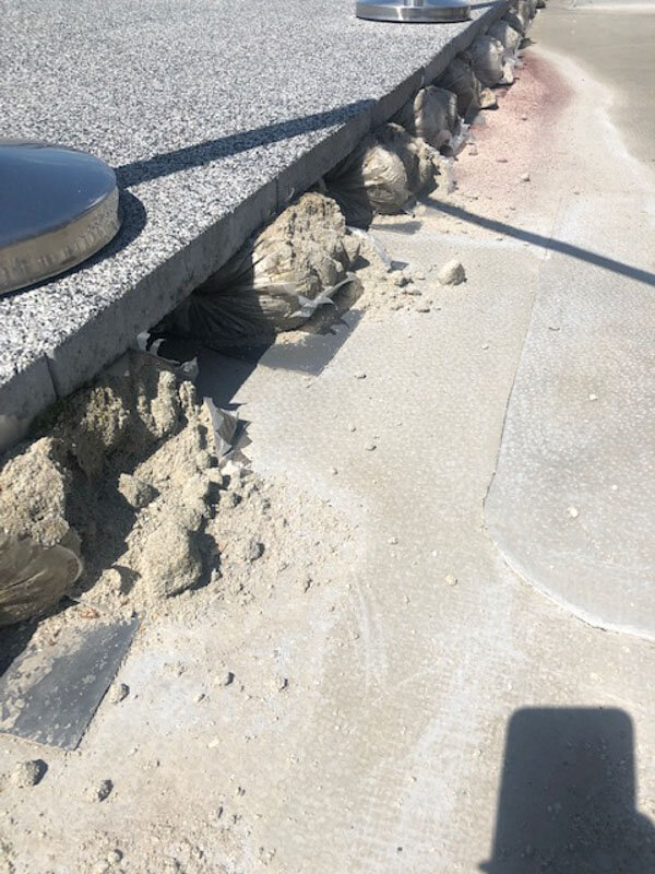 Montage des dalles de terrasse sur sacs de mortier, drainage