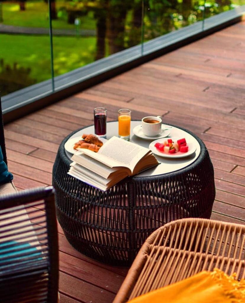 Table basse et mobilier de jardin sur une terrasse en bois moderne
