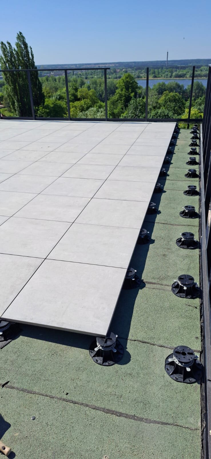 Montage de terrasse surélevée avec dalles en céramique sur plots réglables