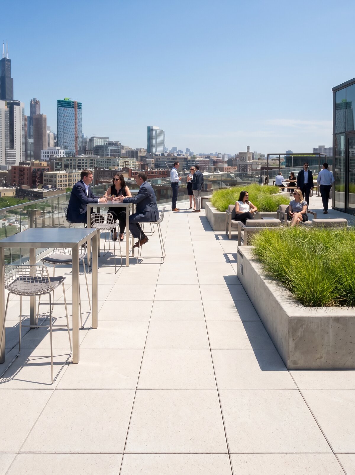 Terrasse surélevée moderne sur le toit d'un gratte-ciel avec des dalles en béton et un espace de détente