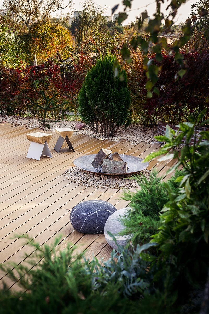 Terrasse en lames composites WPC avec foyer de jardin et mobilier