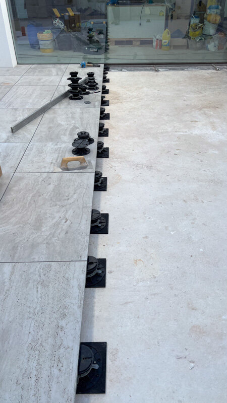 Pose de dalles de terrasse sur plots réglables
