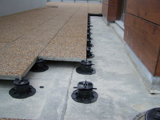 Dalles de terrasse en granulés sur plots réglables noirs