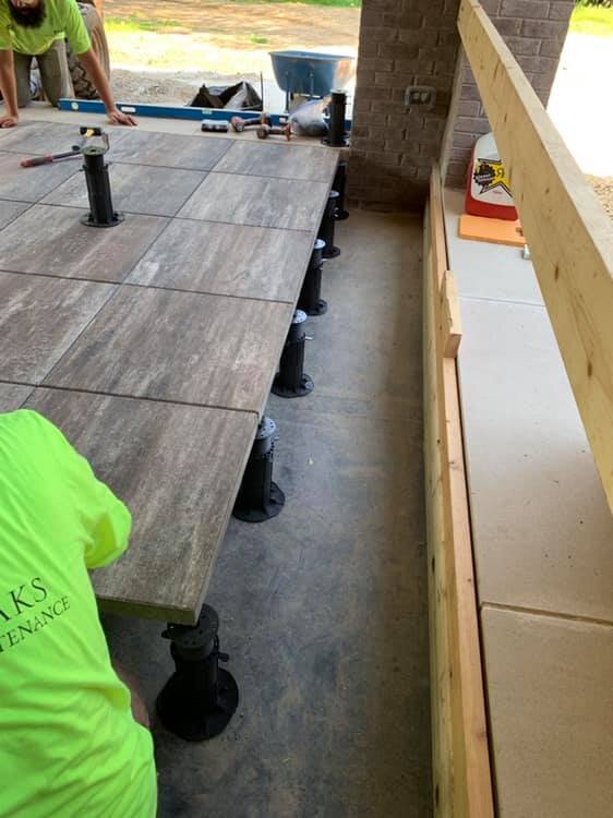 Montage de terrasse surélevée avec dalles en béton sur plots réglables