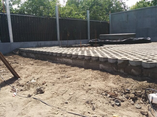 Terrasse Surélevée avec dalle alvéolée préparée pour la construction d'une terrasse