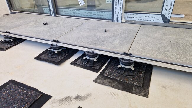 Dalles en grès sur structure en aluminium et plots de terrasse