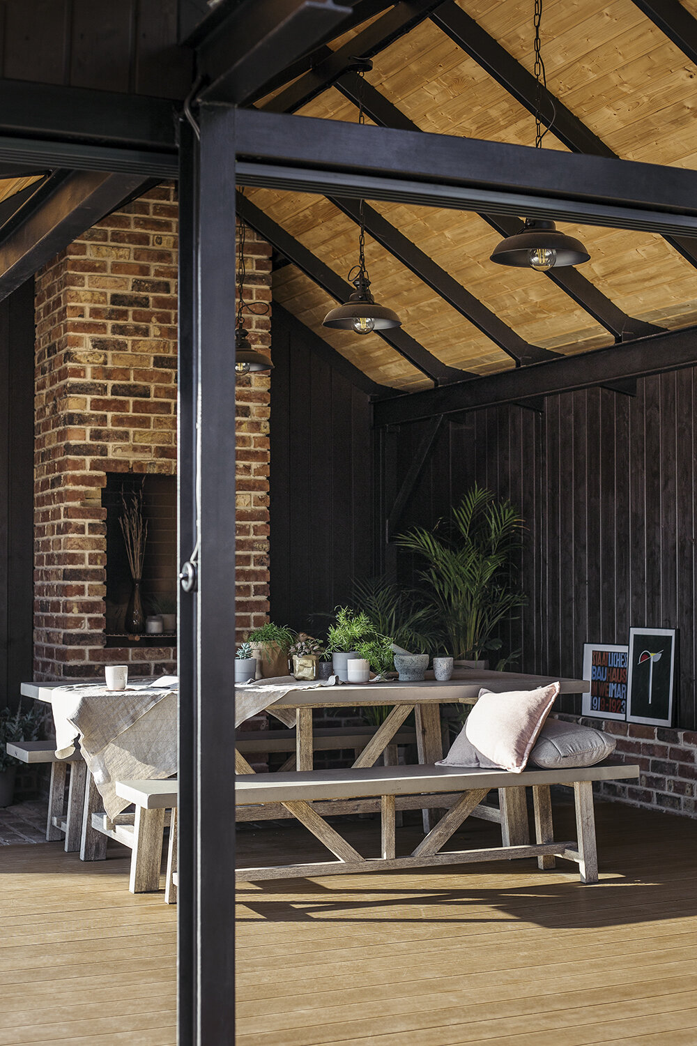 Couvert terrasse avec plancher en bois et mobilier de jardin