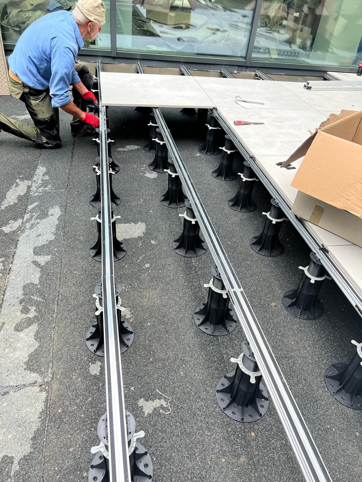 Montage des dalles de terrasse sur profilés en aluminium et plots réglables
